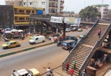 Sécurité routière : la difficile adaptation des citoyens de Conakry aux passerelles