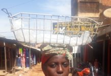 Exploitation des enfants: un phénomène qui crève les yeux à Kankan Mariame enfant vendeuse d'eau à Kankan