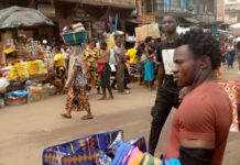 Freetown/Sierra Leone : le port du masque et la distanciation physique foulés au sol