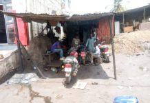 Conakry : à la rencontre des Enfants non scolarisés mais pratiquant des métiers