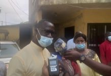 Conakry : l’Amicale de la 40ème promotion de l’Université Gamal offre 60 sacs de ciment et une somme d’argent à deux églises