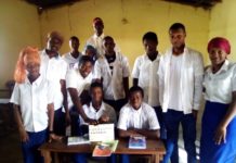 Boké: les jeunes ressortissants de Tougué offrent des documents scolaires aux lycées de leur préfecture