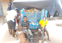 Koloma : à la rencontre des jeunes exerçant la cordonnerie et le cirage