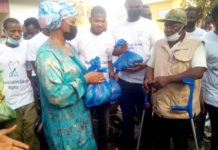 Conakry : L’ONG « Cœur Alpha » offre des vivres aux personnes démunies de la Cité de Solidarité