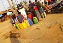 N’Zérékoré : Les citoyens font la queue devant les stations-services