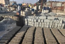 Fabrication de briques à Conakry : quelques pratiquants du métier s’expriment