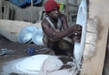 Conakry : immersion dans un atelier de fabrication de marmites