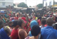 Mairie de Ratoma : des femmes manifestent contre « la vente » d’une partie du marché de Taouyah
