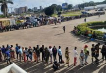 Vaccination contre le Covid-19 : la colère de certains citoyens à l’esplanade du palais du peuple