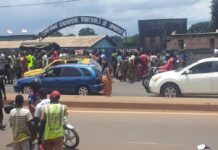 Rond-point de la Tannerie: la bastonnade d’un motard par un policier provoque une révolte populaire