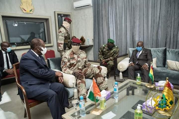 colonel Mamady Doumbouya, président du CNRD en compagnie d'une délégation des chefs d'Etat de la CEDEAO