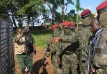 Bambéto : le Col. Mamadi Doumbouya se recueille sur les tombes des victimes du régime déchu