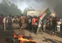 Les Soudanais refusent le coup d’État dans la rue, la communauté internationale fait pression