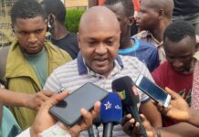 Des citoyens accueillent Embaló à l’aéroport de Conakry : « l’histoire lui a donné raison»