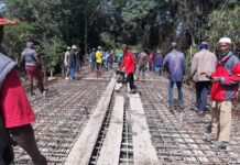 Journée de travail collectif à Maci: le pont reliant le chef-lieu au district de Kambaco bétonné