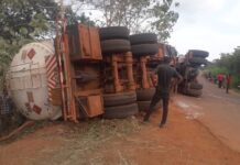 Guinée : un camion citerne de 40 000 litres se renverse sur la route nationale Mamou-Faranah