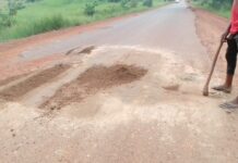 Dégradation de la route Bourouwal Tapé-Pita: à la rencontre d’un jeune qui bouche volontairement des trous sur ce tronçon