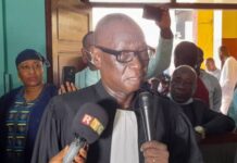 Propos « éthniques » à l’audience : le bâtonnier sollicite une suspension pour « rappeler les avocats à l’ordre »