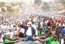 UFDG : bloqués en 2020 à la frontière, les t-shirts et gadgets du parti arrivent enfin à Conakry