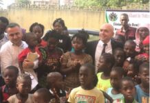 Humanitaire : Alport-Conakry S.A filiale du Groupe Albayrak fait un don de lits et des matelas à l’orphelinat « La Voix des Sans Voix »