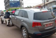 Stationnement au bord de la route : les agents de la grue de la police routière accusés d’abus