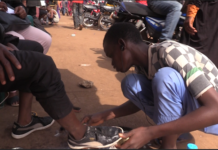 Cosa : À la rencontre d’Abdoulaye Diallo, un jeune cireur de chaussures qui rêve d’aller très loin