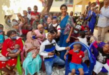 Conakry : l’Ambassadeur des USA offre plusieurs livres à l’ONG « Aides aux enfants déshérités de Guinée »