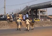 Coyah : Une passerelle construite mais non utilisée par la population