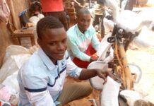 Siguiri : Mamady Camara se tire d’affaire dans la plastification des motos