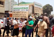 Manif devant la présidence : « Nous voulons voir le président « , scande un groupe de femmes