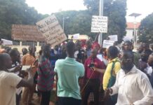 Kankan : les enseignants contractuels battent le pavé dans la cour de la DPE