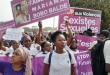 08 mars : venues réclamer justice pour les victimes, des jeunes filles expulsées du Palais et leurs pancartes détruites