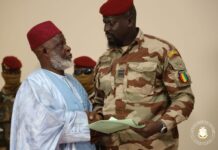 Assises nationales : les membres du CNA présentent le rapport provisoire au Président Colonel Mamadi Doumbouya