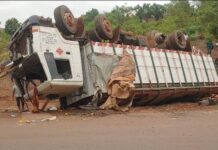 Kankan : un camion de transport de bois se renverse et tue son apprenti