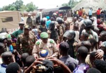 Faranah : Les travailleurs de la société chinoise chemin de fer Beyla-Forécariah dans la rue