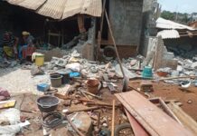 Ansoumanya village : des hommes en tenue déguerpissent de force une famille et cassent la maison