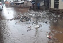 Premières pluies à Conakry : quand les ordures bloquent la routes à Koloma-Cirage