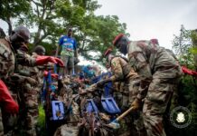 Salubrité Publique : le Colonel Mamadi Doumbouya sur le terrain pour participer à l’assainissement