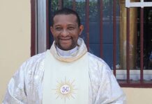 Fête d’Assomption : le Curé de la paroisse Sainte Rita de Sangoyah prie pour la paix en Guinee