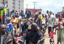 Tracasserie policière : les conducteurs de moto-taxi sur la T6, manifestent contre la CMIS N°6 de Yattaya