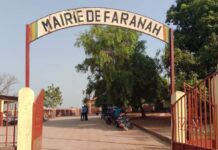 Faranah : la mairie attaquée par un groupe de jeunes inconnus