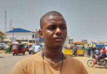 Difficile obtention de l’emploi en Guinée : un jeune diplômé explique comment il est devenu conducteur de taxi tricycle