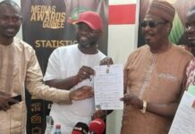 3ème édition des Médias Awards : remise du grand prix au DG du groupe Djoma