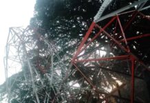 Kissidougou : un pilonne de MTN tombe sur une ligne électrique, plusieurs quartiers privés d’électricité