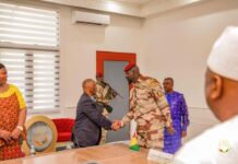 Palais Mohammed V : Le Chef de l’Etat reçoit une délégation conduite par l’ancien président sud-africain Thabo Mbeki