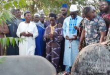 Boké : Foniké se recueille sur la tombe de sa maman et prie pour le repos de l’âme de celle-ci