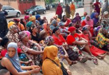 Mamou : les vendeuses du marché « Hadja Sonna » prennent d’assaut le siège de la préfecture