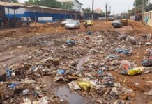 Tombée de pluie à Conakry : les citoyens de Matoto envahis par les ordures ménagères