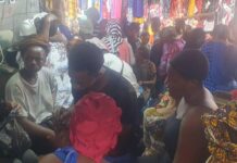 Marché Madina : à la rencontre des hommes qui font le makeup