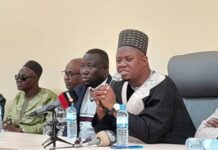 Justice : les vérités crues de Charles Wright aux élèves greffiers